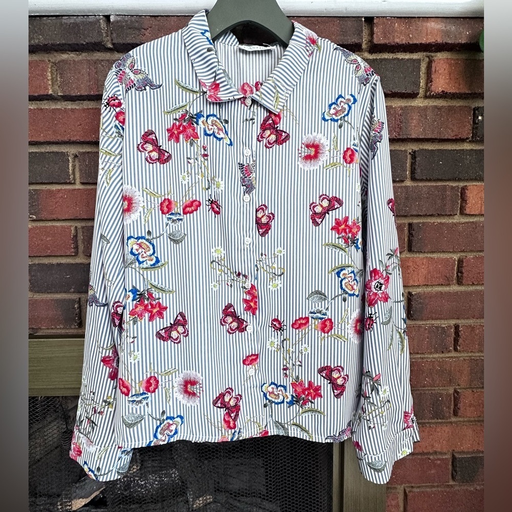 🛍️ Casting white with blue stripes and floral button down shirt. Ex/Con.